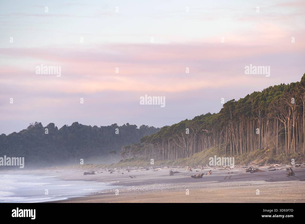 Sonnenuntergang in Bruce Bay an der Westküste von South Island, Neuseeland. Herbst (Mai) 2025. Stockfoto