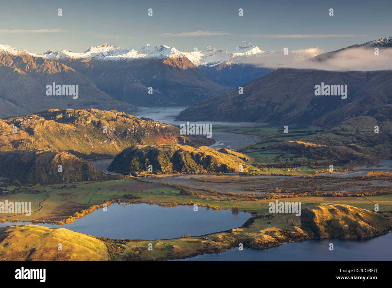 Blick über den Lake Wanaka zum Matukituki Valley und Mount Aspiring, Otago, Südinsel, Neuseeland. Herbst (Mai) 2025. Stockfoto