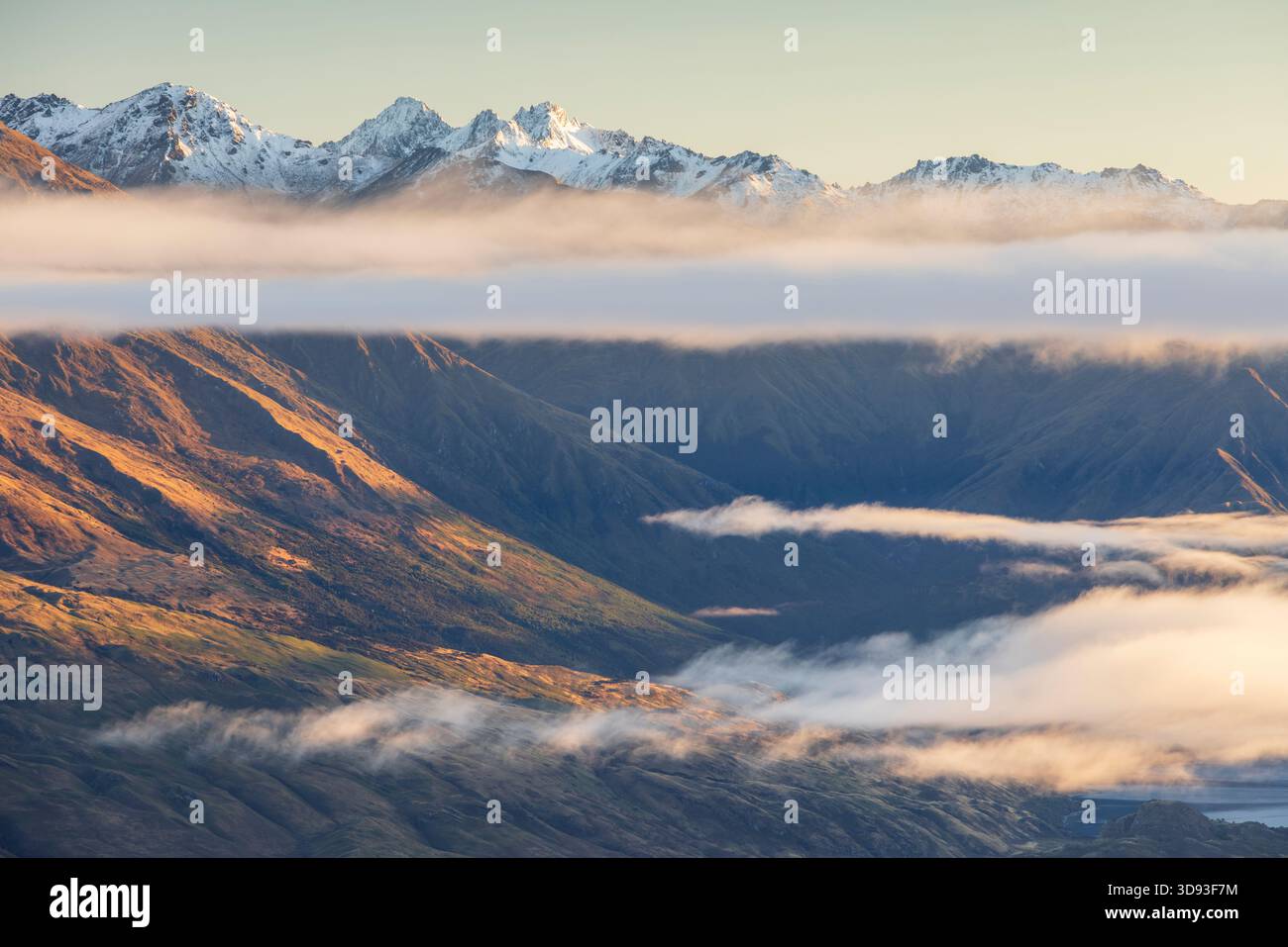 Niedrige Wolken hängen unter den südlichen Alpen bei Wanaka, Südinsel, Neuseeland. Herbst (Mai) 2025. Stockfoto