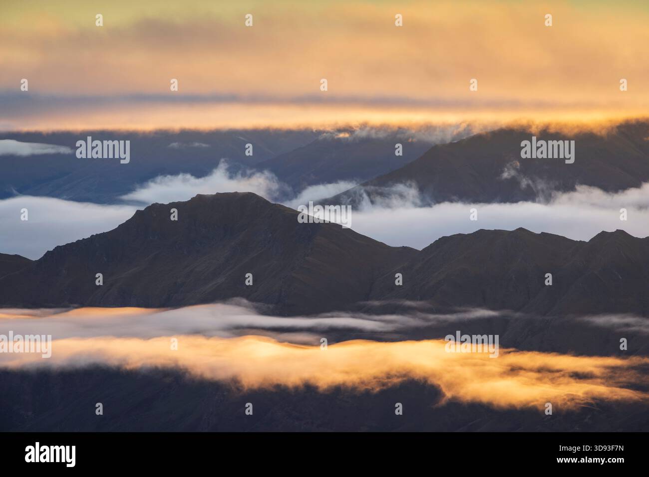 Berglandschaft bei Sonnenaufgang an einem nebeligen Morgen, Wanaka, Südinsel, Neuseeland. Herbst (Mai) 2025. Stockfoto