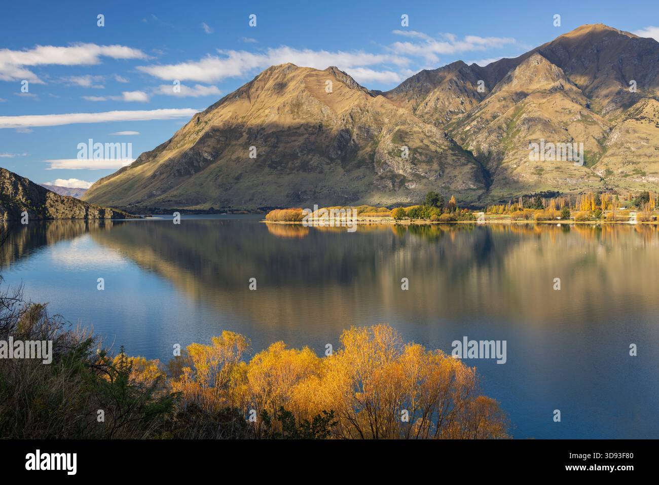 Blick über den Lake Wanaka in Glendhu Bay, mit Cathedral Peak und Roy's Peak Mountains dahinter, Otago, South Island, Neuseeland. Herbst (Mai) 2025. Stockfoto