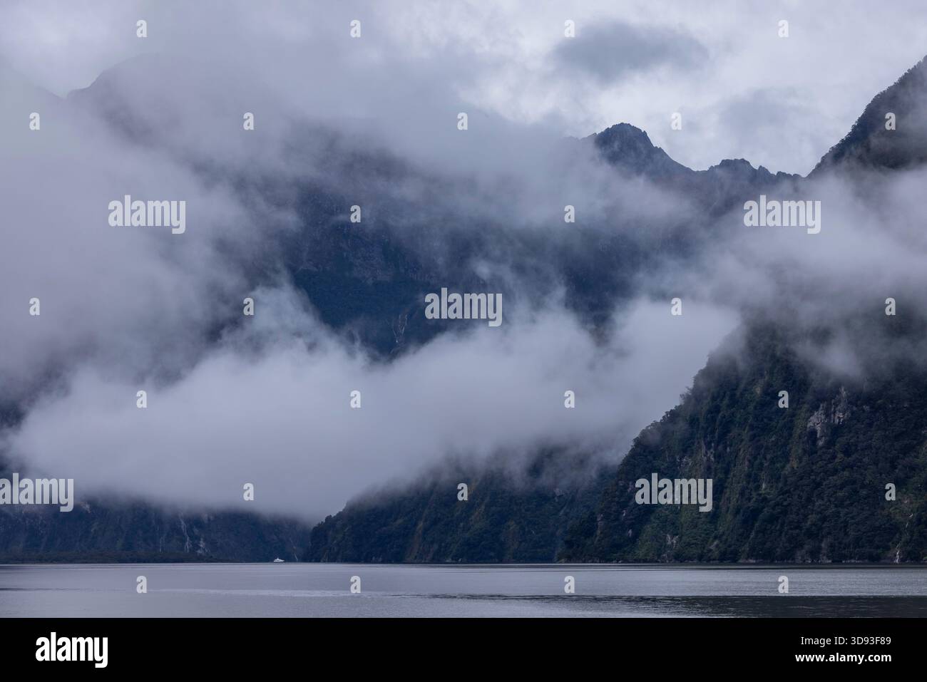 Sturmlichtung bei Sonnenaufgang im Milford Sound, Fiordland National Park, Südinsel, Neuseeland. Herbst (Mai) 2025. Stockfoto