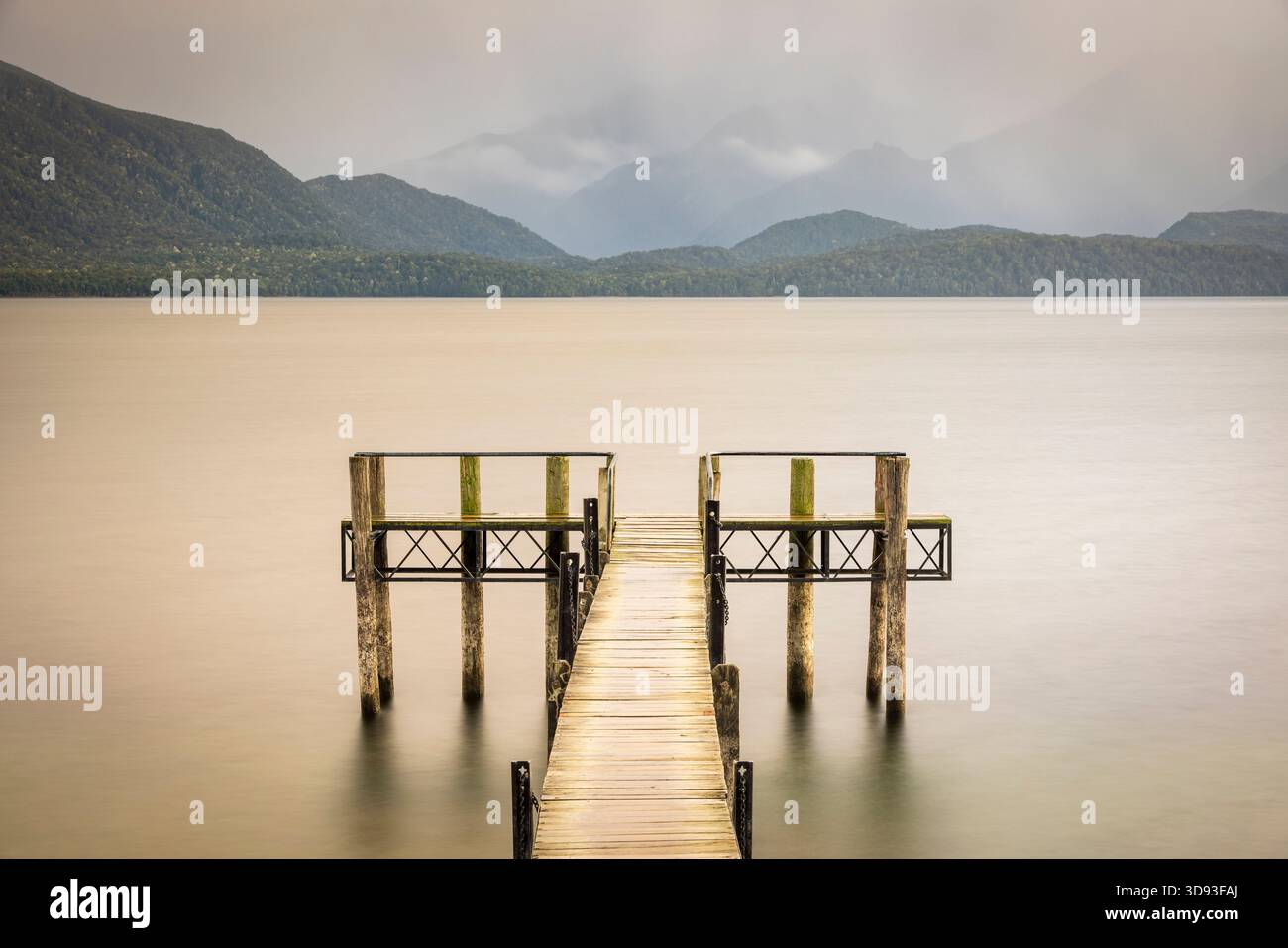 Holzsteg am Lake Te Anau, Südinsel, Neuseeland. Herbst (Mai) 2025. Stockfoto