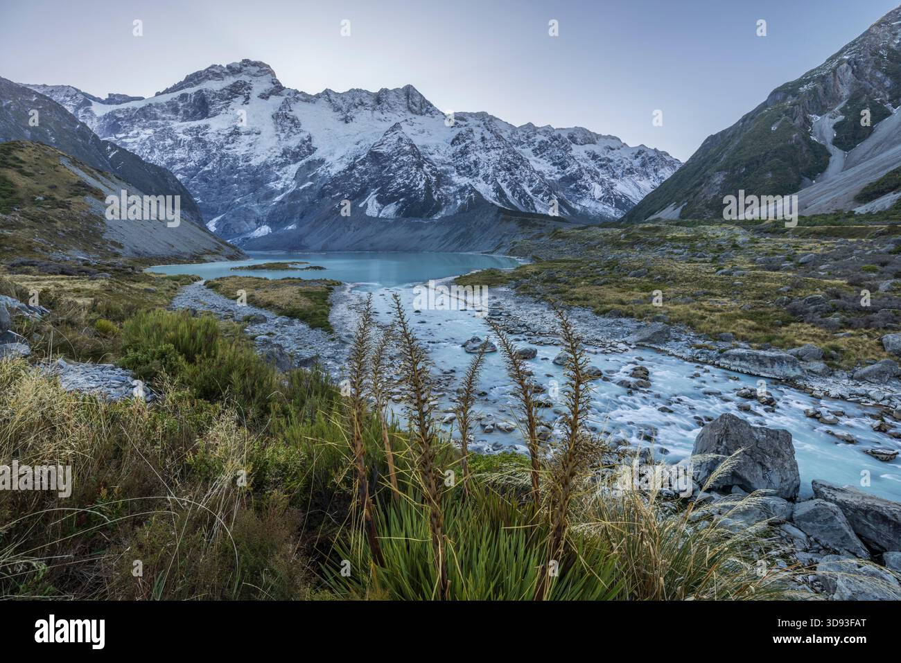 Hooker River und Mueller Lake im Hooker Valley, Mount Cook National Park, South Island, Neuseeland. Herbst (Mai) 2025. Stockfoto