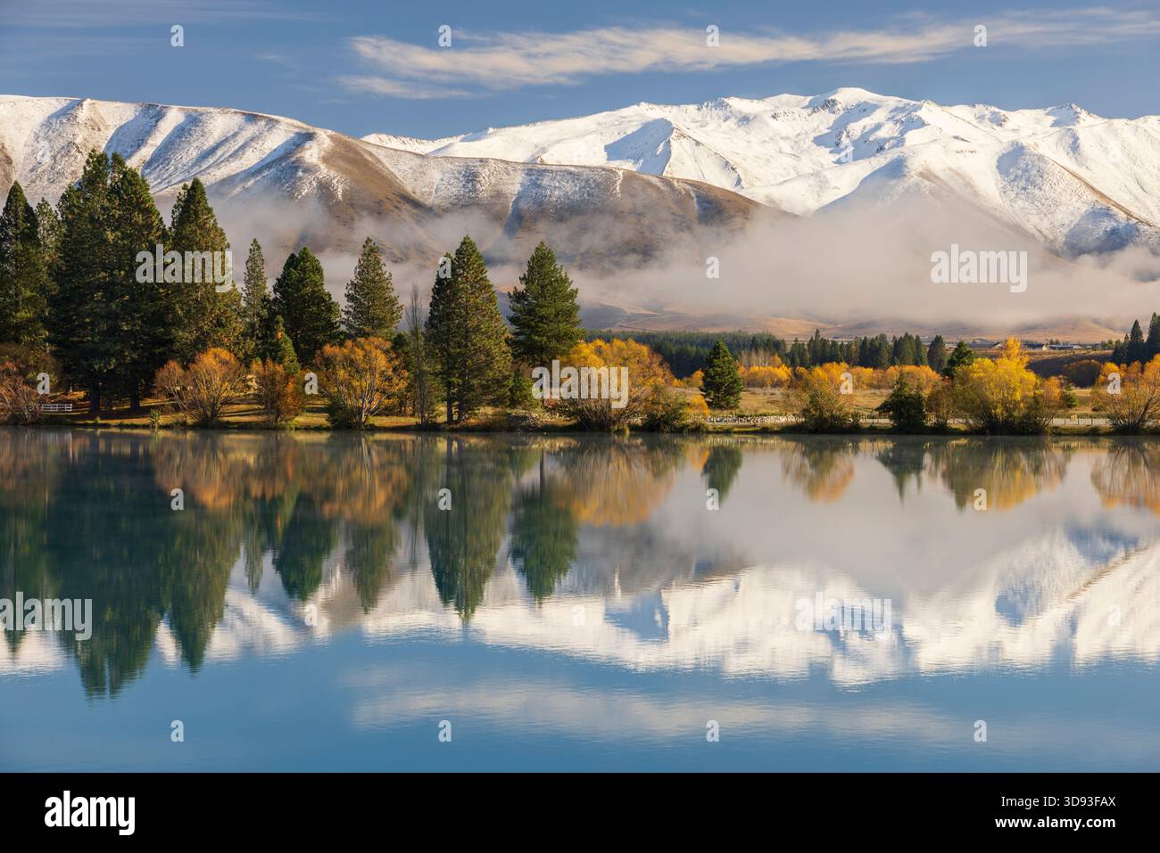 Schneebedeckte Berge und herbstliche Farben am Lake Ruataniwha bei Twizel, Canterbury, Südinsel, Neuseeland. Herbst (Mai) 2025. Stockfoto