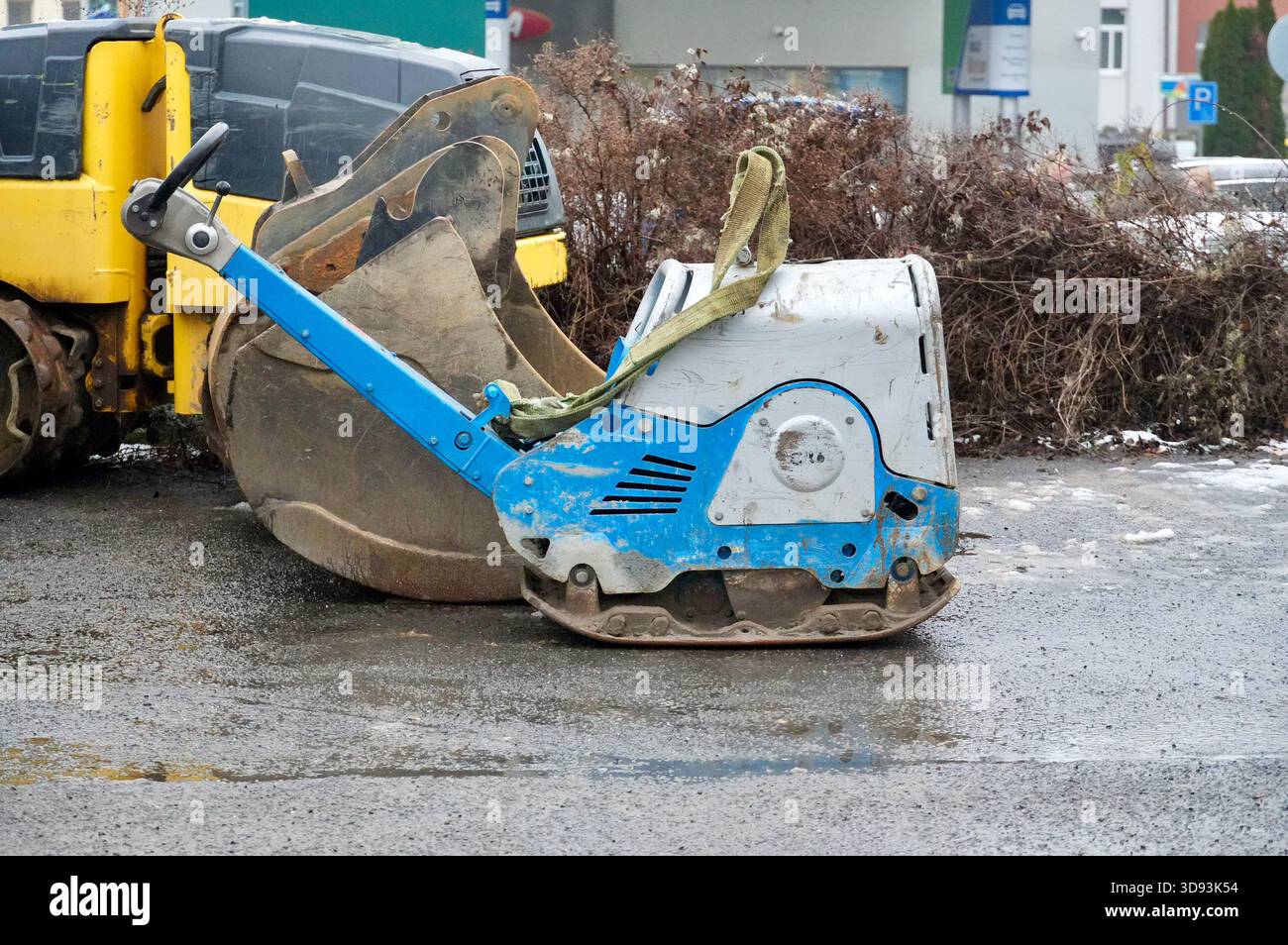 Straßenwalze auf der Straße. Straßenreparatur in der Stadt. Stockfoto