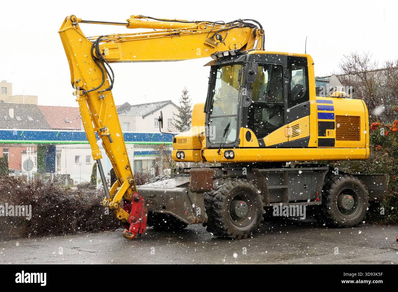Lkw reinigt Schnee von der Straße bei starkem Schneefall im Winter Stockfoto