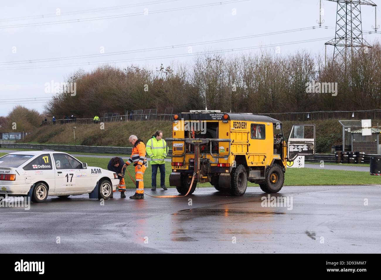 November 2025: Dolphin Recovery bringt das Abschleppseil an, während ein kaputtes Rallyefahrzeug auf dem Castle Combe Flugplatz während des Bath Motor Club Events gesammelt wird Stockfoto