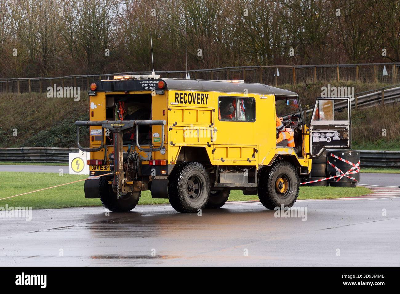November 2025: Dolphin Recovery sammelt während des Bath Motor Club-Events einen kaputten Rallyefahrer auf dem Castle Combe Flugplatz Stockfoto