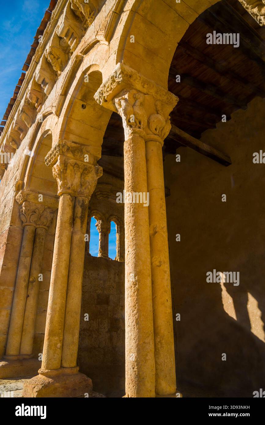 Portikus der romanischen Kirche. Sotosalbos, Provinz Segovia, Castilla Leon, Spanien. Stockfoto