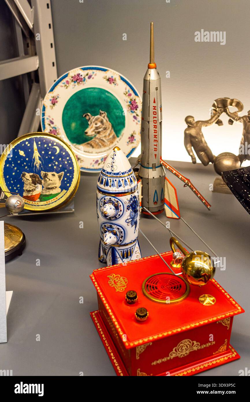 Vintage Space Race Erinnerungsstücke, russische Sammlerstücke, Gzhel-Keramikrakete mit sowjetischen Weltraumhunden, dekorative Teller mit Laika, Belka und Strelka Stockfoto