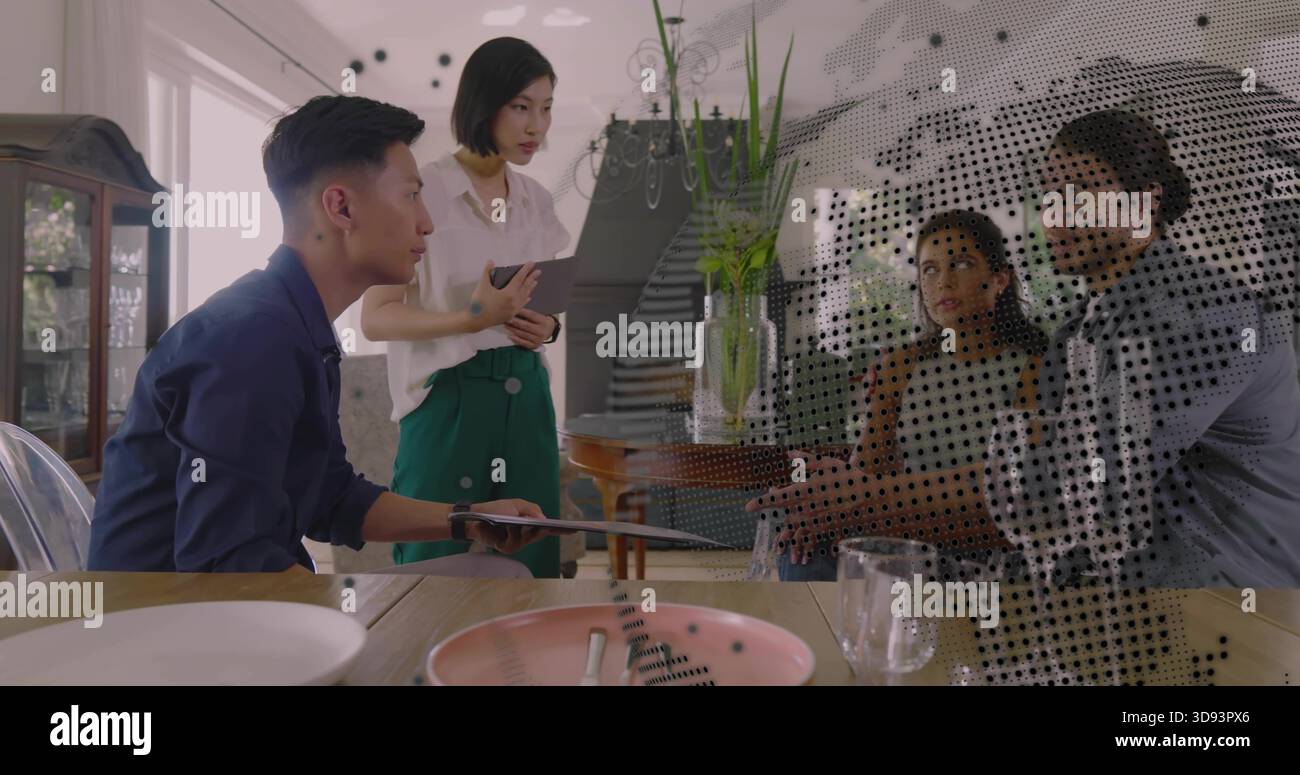 Lehnender sitzender Mann in marineblauem Hemd, Beratungstafel am Esstisch, mit Tellern und projiziertem Team Stockfoto