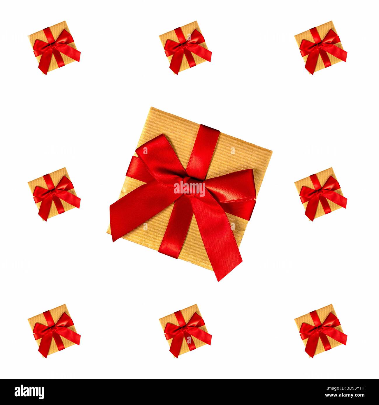 Draufsicht auf Geschenkboxen, die in Bastelpapier gewickelt sind, und rote Schleife isoliert auf weiß. Stockfoto