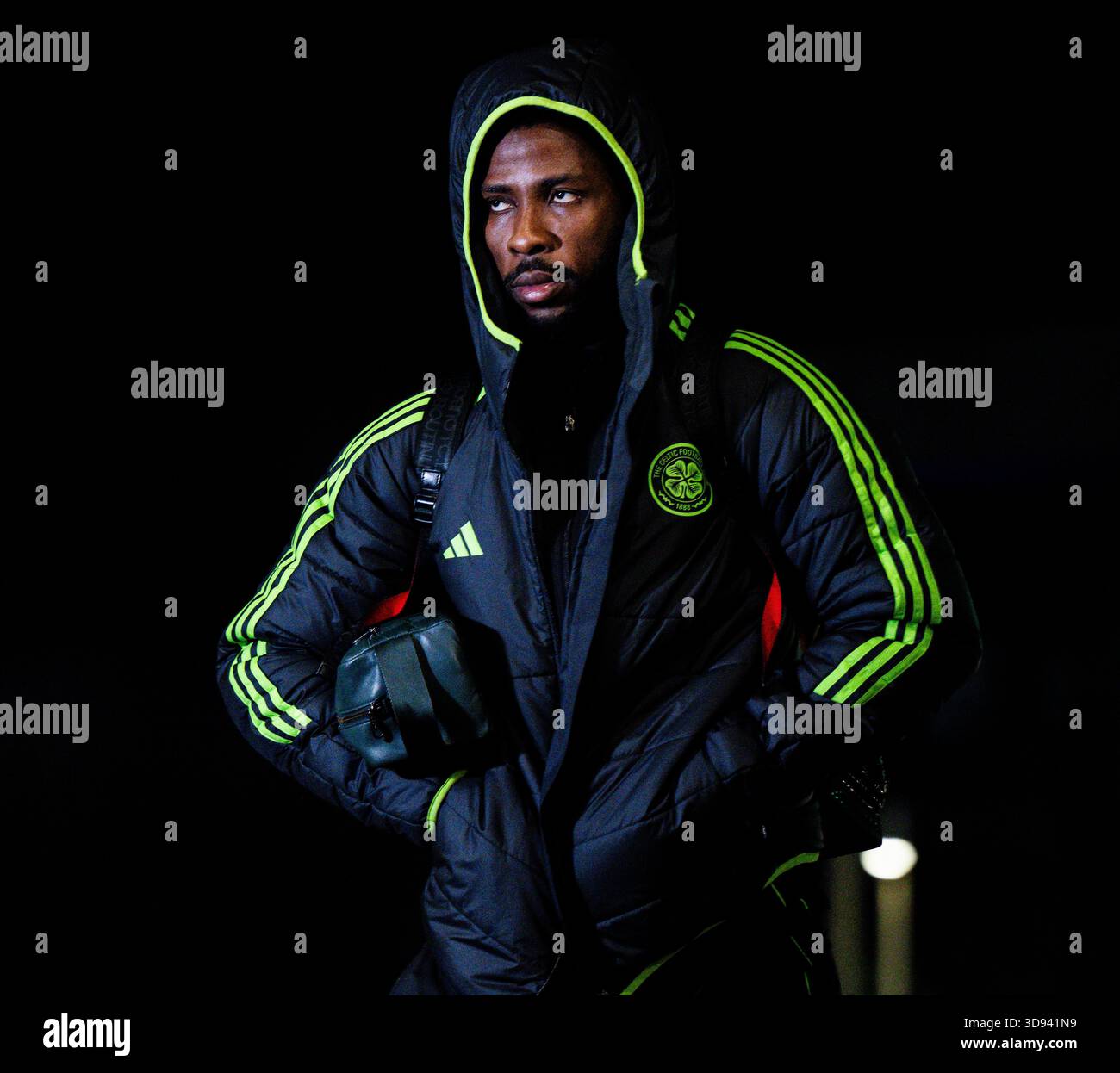 GLASGOW, SCHOTTLAND – 3. DEZEMBER: Kelechi Iheanacho kommt vor einem William Hill Premiership Spiel zwischen Celtic und Dundee im Celtic Park Stadium am 3. Dezember 2025 in Glasgow an. (Foto: Paul Byars / Alamy Live News) Stockfoto