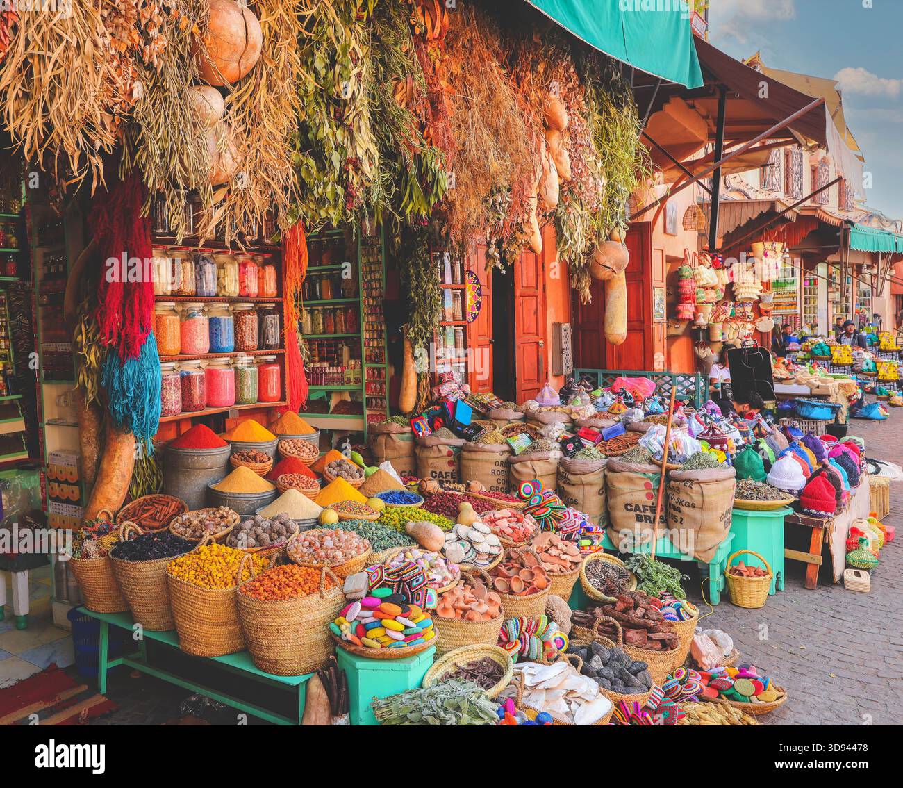 Marrakesch, Marokko - 13. November 2018 : farbenfroher marokkanischer Markt in Jemaa el-Fnaa Stockfoto
