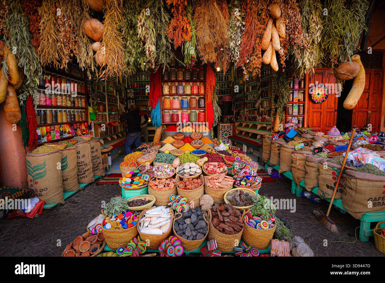 Marrakesch, Marokko - 13. November 2018 : farbenfroher marokkanischer Markt in Jemaa el-Fnaa Stockfoto