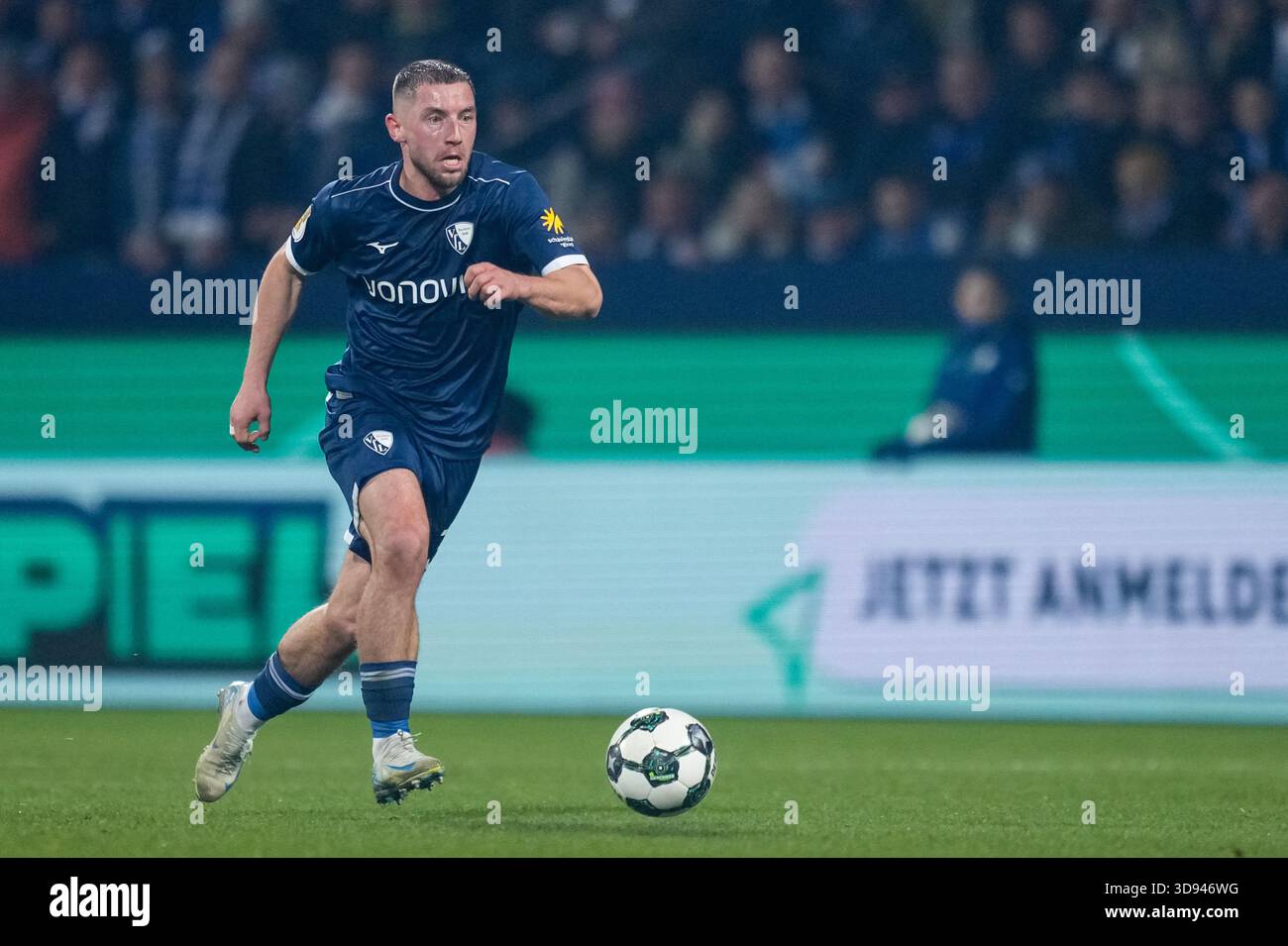 BOCHUM – 3. DEZEMBER: Maximilian Wittek vom VfL Bochum dribbelt mit dem Ball während des Achtelfinale des DFB-Cups zwischen VfL Bochum und VfB Stuttgart am 3. Dezember 2025 im Vonovia Ruhrstadion in Bochum. (Foto: Rene Nijhuis) Stockfoto