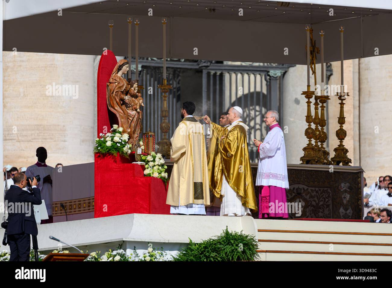 Papst Leo XIV. Zementiert die Marienstatue bei der Heiligsprechung von Carlo Acutis und Pier Giorgio Frassati auf dem Petersplatz im Vatikan. Stockfoto