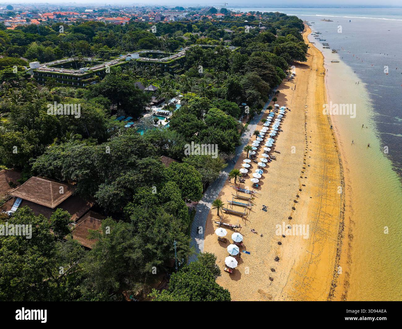 Blick aus der Höhe auf ein beliebtes tropisches Urlaubsziel und Küste in Indonesien Stockfoto