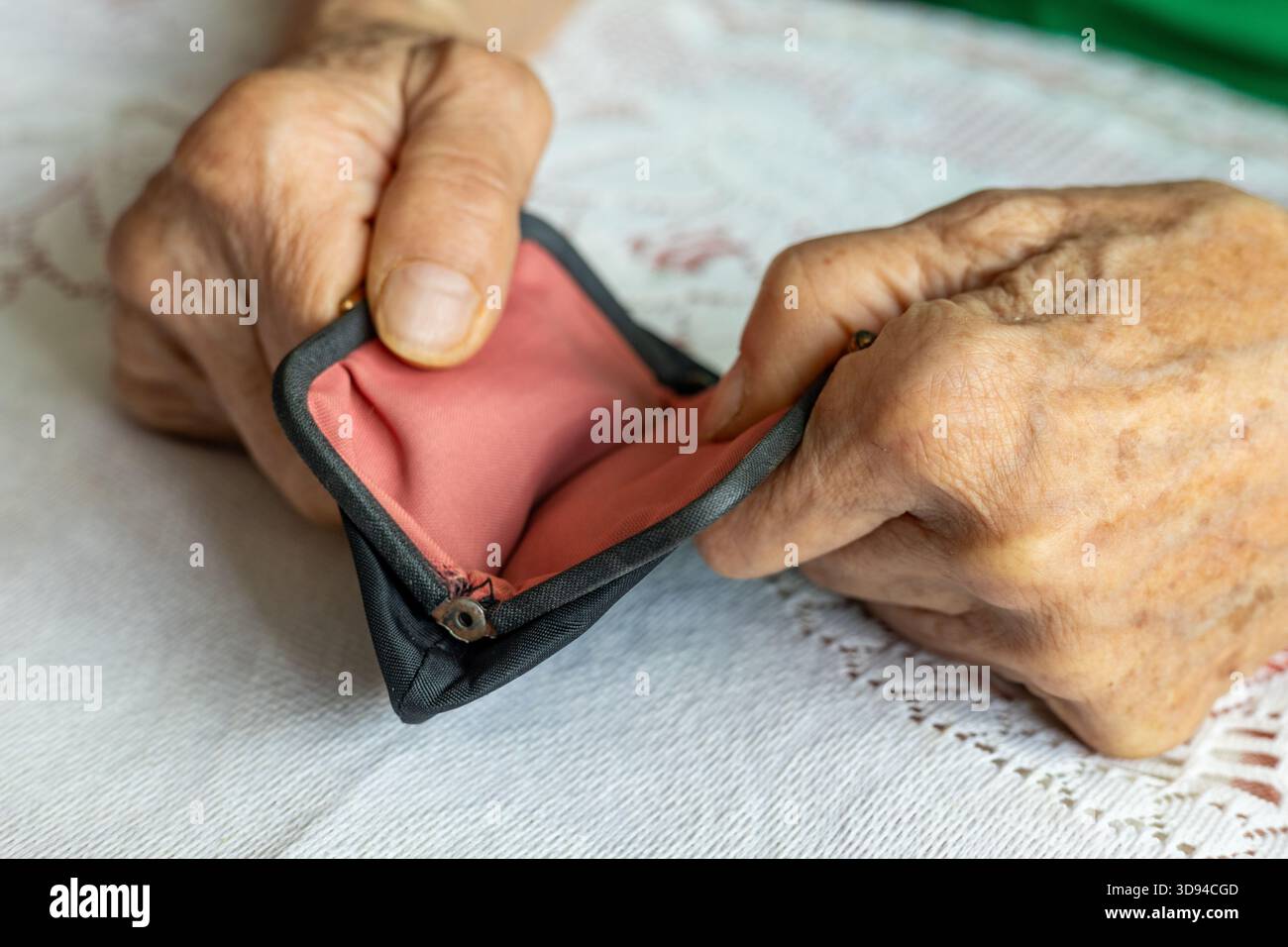 Der Senior hält eine leere Brieftasche. Finanz- und Geschäftskonzept. Unterstützung für ältere und einsame Menschen. Nahaufnahme Stockfoto