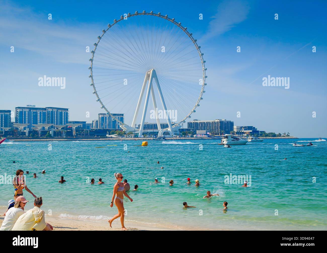 12 03 2025 - Dubai, Vereinigte Arabische Emirate. JBR und Ain Dubai Riesenrad im Hintergrund auf Bluewaters Island in Dubai. Panoramafoto Stockfoto