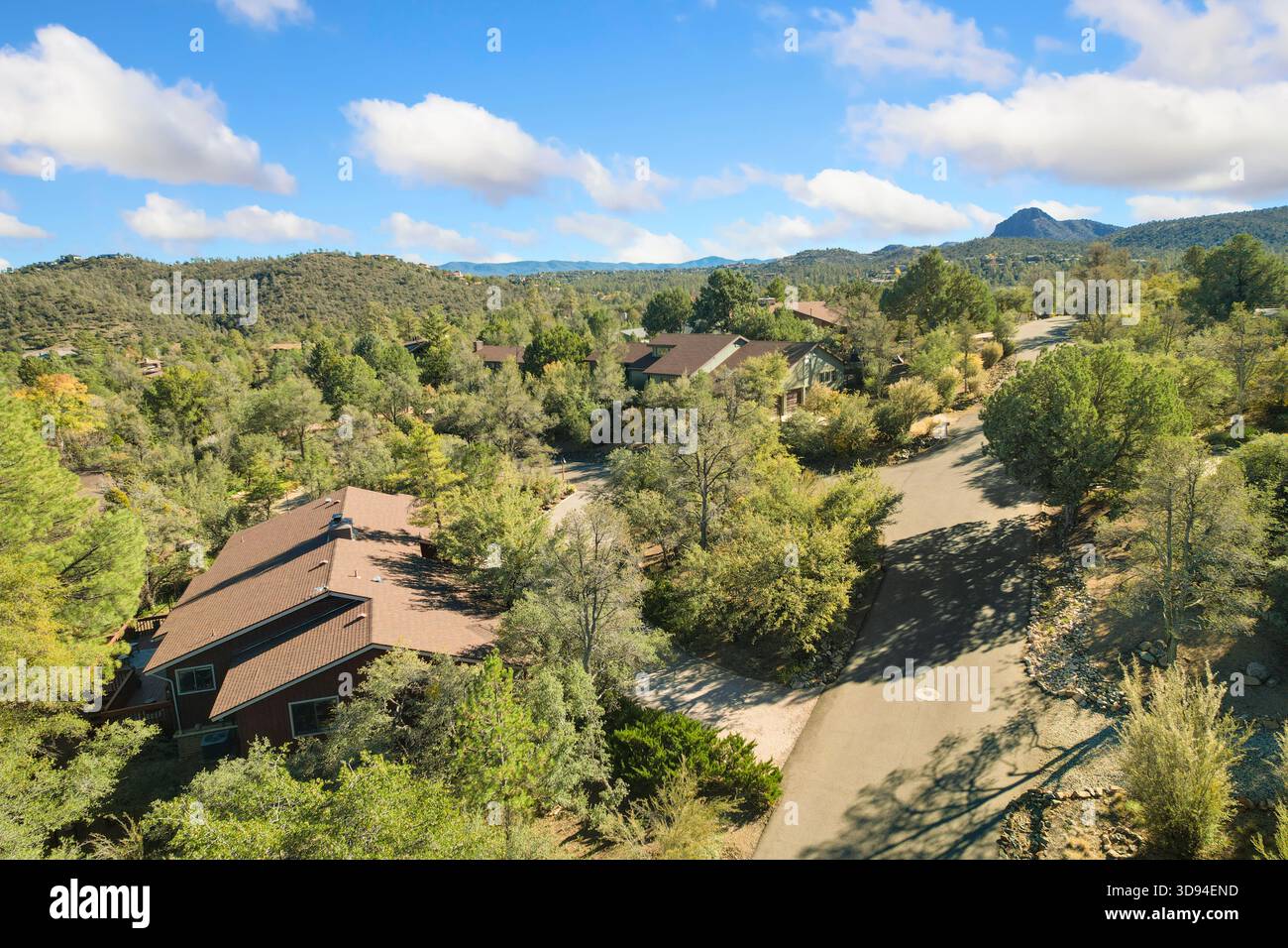 Wunderschönes Landschaftliches Viertel, Charmante Wohngegend Eingebettet Zwischen Bergen Und Baumbestandenen Straßen Stockfoto