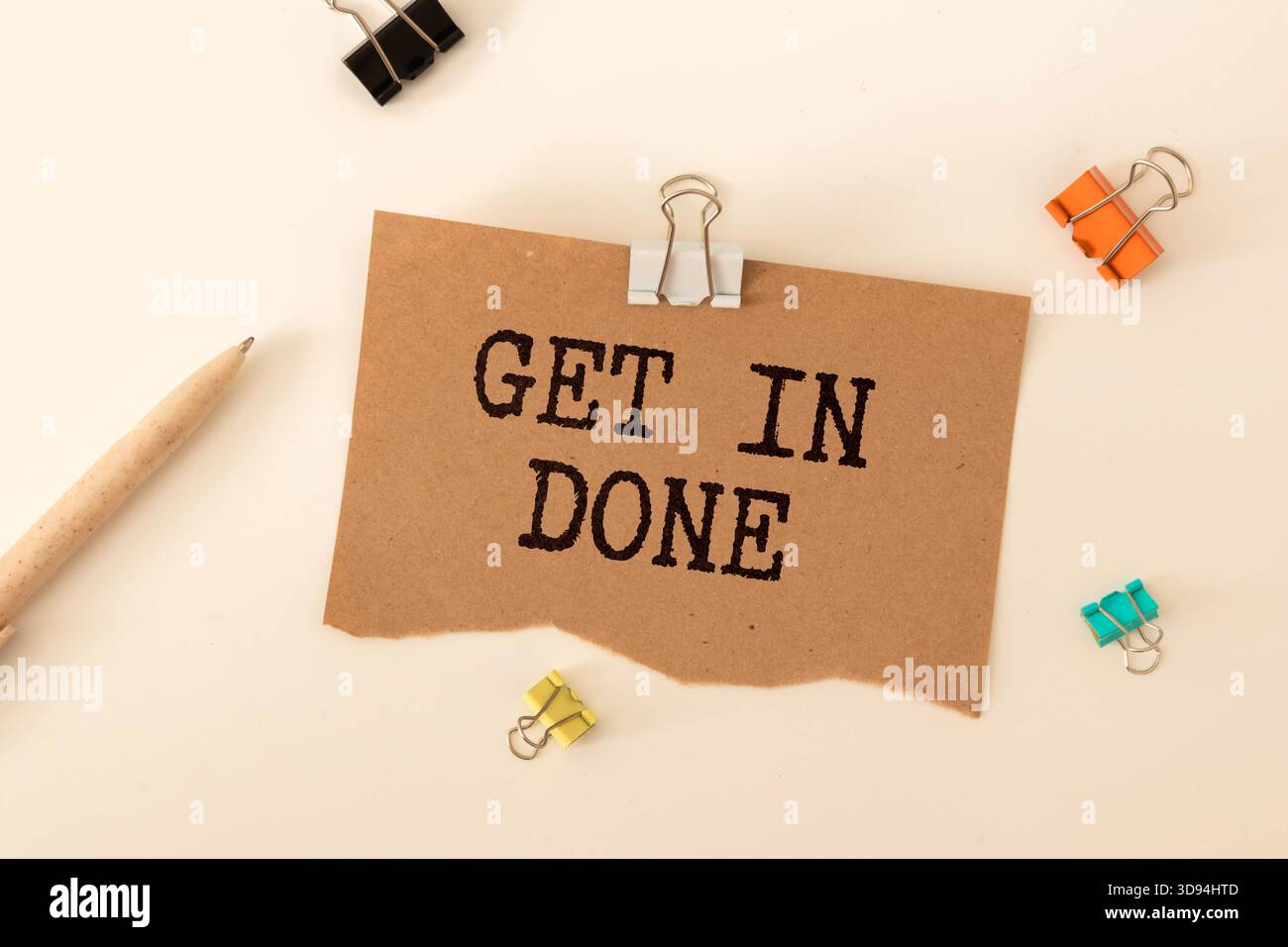 Auf hellem Hintergrund, goldgerahmte Brille, Blume im Topf, grünes Notizbuch, roter Stift und braunes Notizbuch mit dem Text GUT GEMACHT. Business-Konz Stockfoto