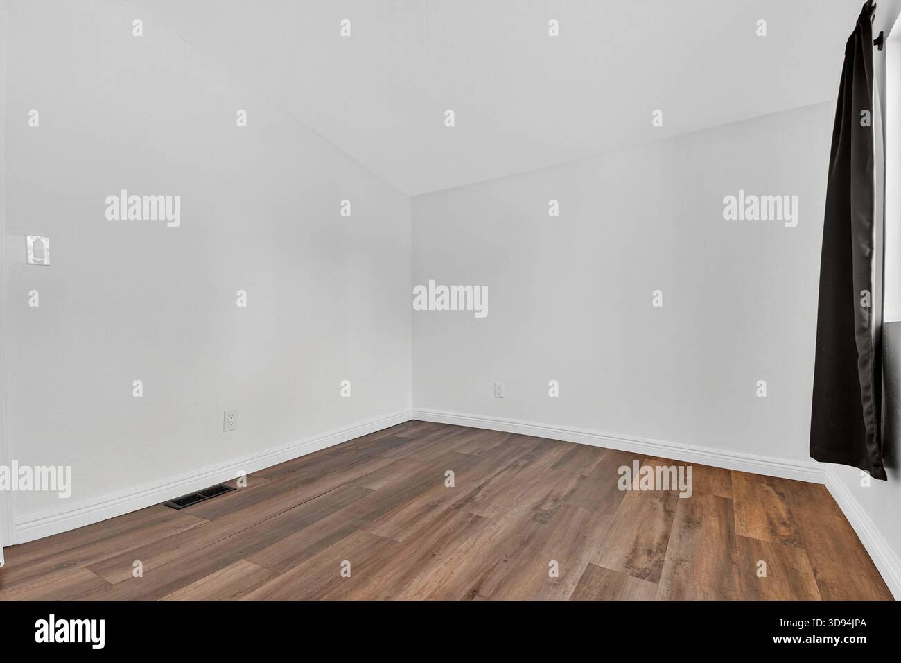 Ruhiges Schlafzimmer Mit Flexibler Einrichtung, Intimes Zimmer Mit Dunklen Vorhängen Und Vielseitigen Funktionen Stockfoto
