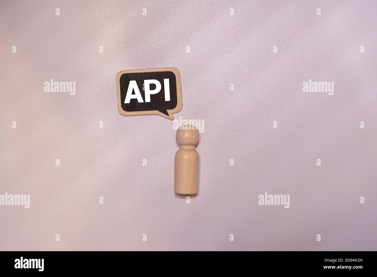 Junge Frau, die Hologramm-Schnittstelle mit API-Akronym-Wort-Symbol berührt. Internet- und Technologiekonzept. Business, Programmierung, Schnittstelle, Anwendung und Stockfoto