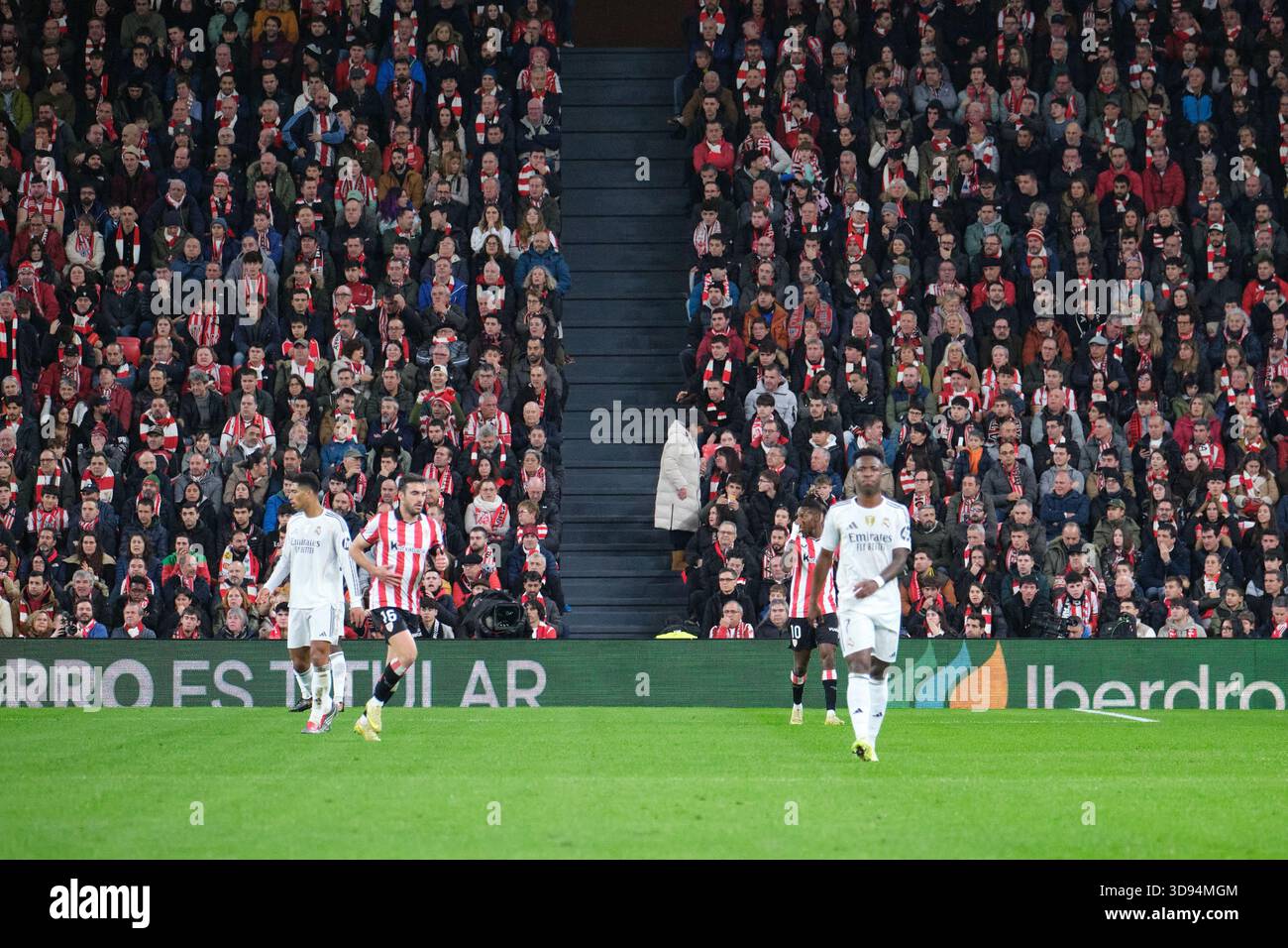 Bilbao, Biskaya, Spanien - 3. Dezember 2025: Vinicius Junior von Real Madrid im Athletic Club gegen Real Madrid, Teil des LaLiga EA SPORTS Match 2025–2026, im San Mamés Stadion. Quelle: Rubén Gil/Alamy Live News. Stockfoto