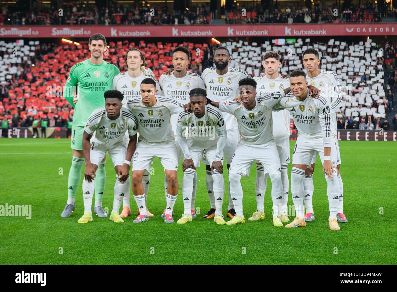 Bilbao, Biskaya, Spanien - 3. Dezember 2025: Real Madrid startet elf Spiele im Athletic Club gegen Real Madrid, Teil des LaLiga EA SPORTS Matches 2025–2026, das im San Mamés Stadion ausgetragen wird. Quelle: Rubén Gil/Alamy Live News. Stockfoto