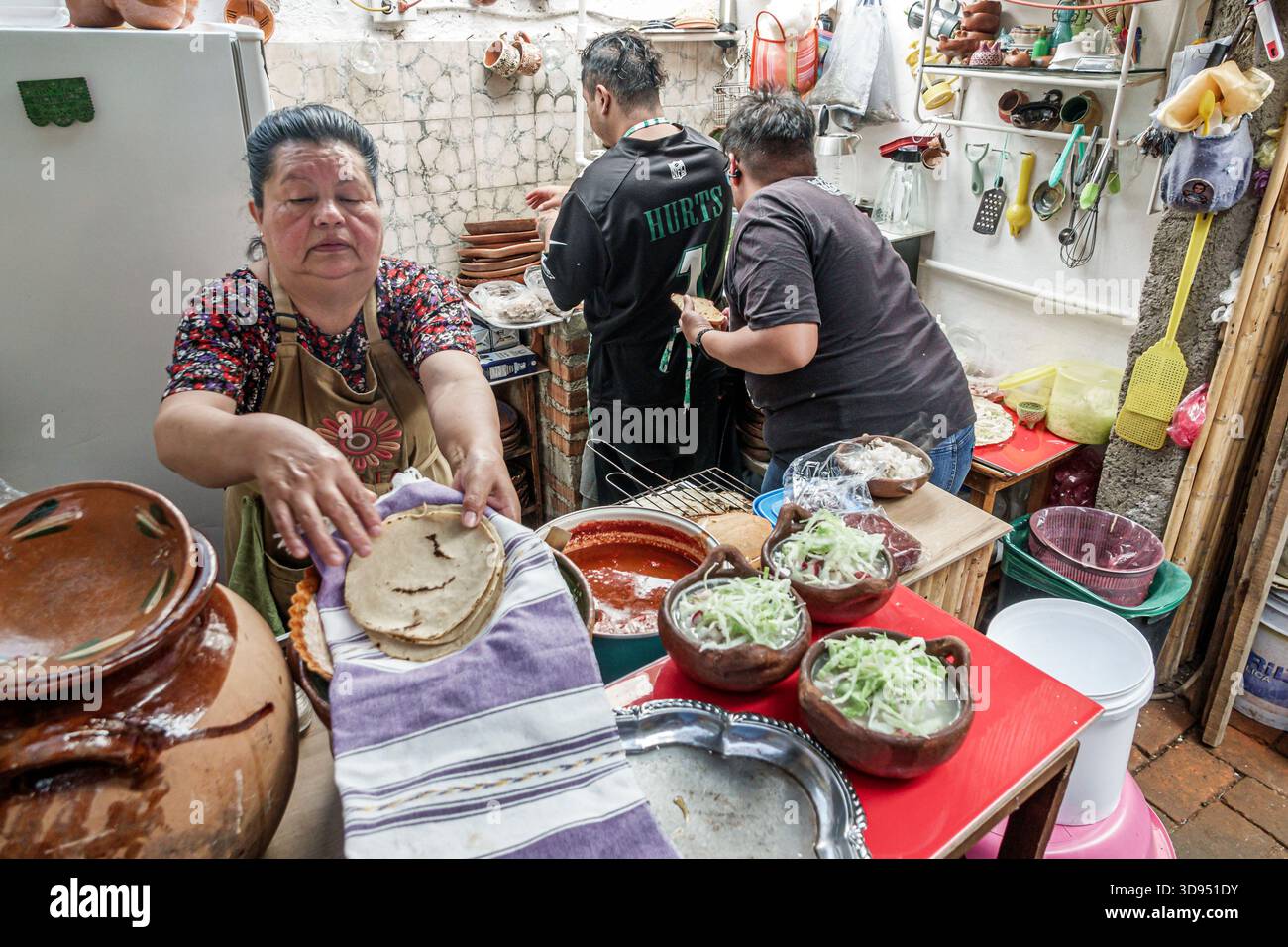 Mexiko-Stadt Mexiko, Xochimilco, Dalia Restaurant Cafe, Erwachsene hispanische Frau kochen handgemachte Tortillas, Dampftopf Küche Szene, rote Soße Schüsseln, shr Stockfoto