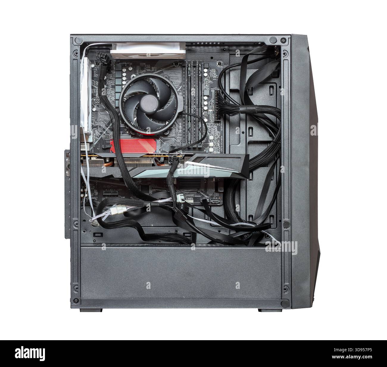 Eine offene Ansicht eines Gaming-Desktops zeigt einen Lüfter, eine Grafikkarte, ein Mainboard, RAM und ordentlich organisierte Kabel in einem dunklen Gehäuse, isoliert Stockfoto
