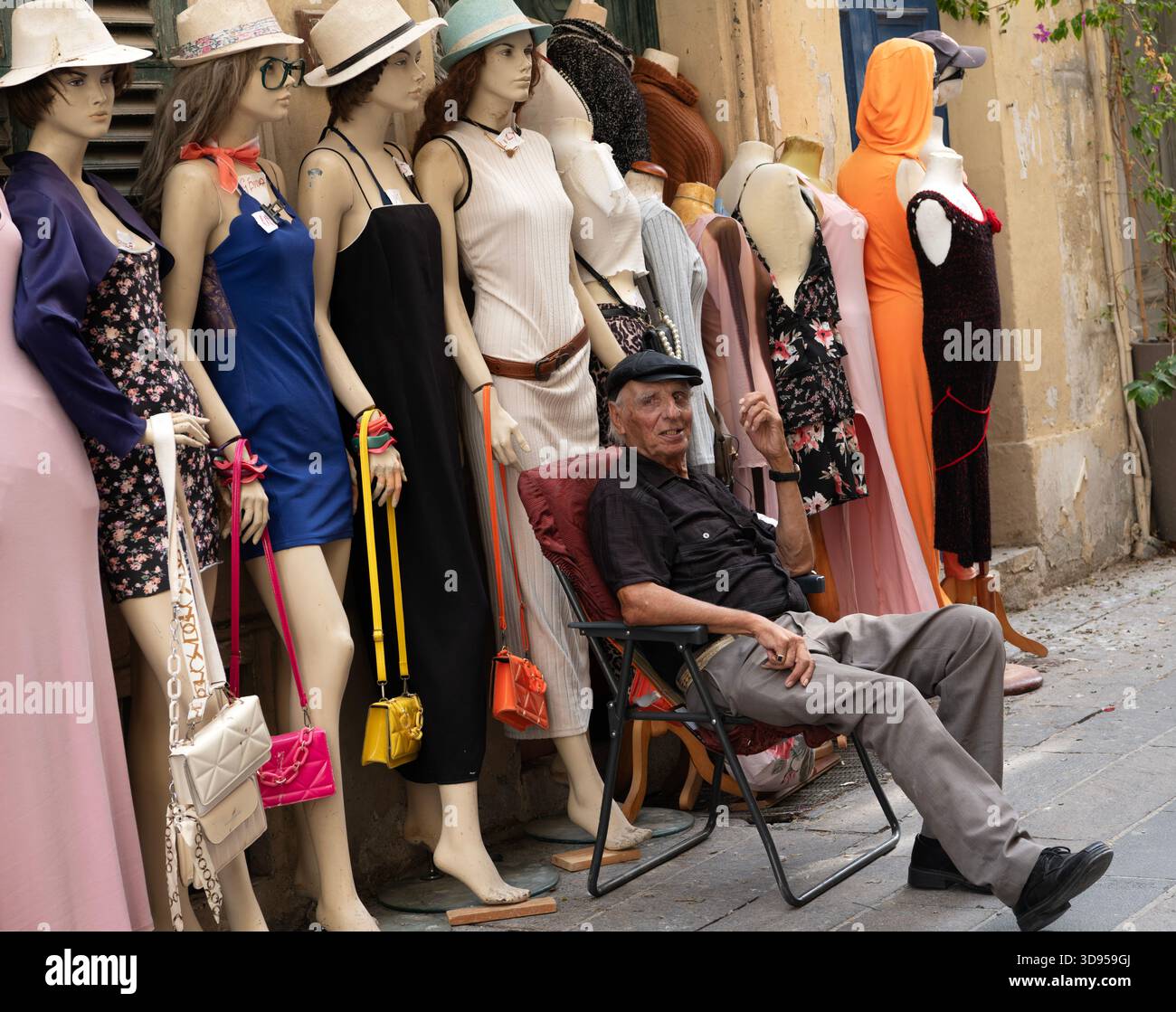 Älterer Mann mit Kingpin Nut, der neben Schaufensterpuppen auf einer Straße in Valletta, Malta, ruht Stockfoto