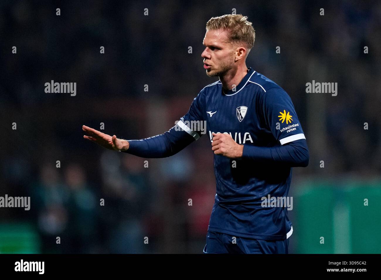 BOCHUM, DEUTSCHLAND - 3. DEZEMBER: Leandro Morgalla vom VfL Bochum gibt beim Achtelfinale des DFB-Pokalspiels zwischen VfL Bochum und VfB Stuttgart am 3. Dezember 2025 im Vonovia Ruhrstadion in Bochum Gesten. (Foto: Rene Nijhuis) Stockfoto