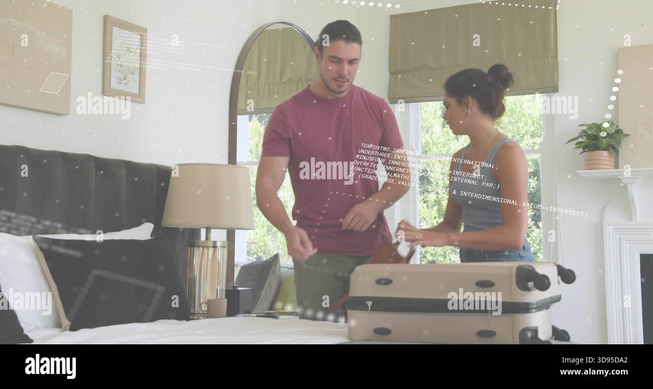 Pärchen mit kastanienbraunem T-Shirt und blauem Tank, die Kleidung im beigefarbenen Koffer im Schlafzimmer verstauen Stockfoto