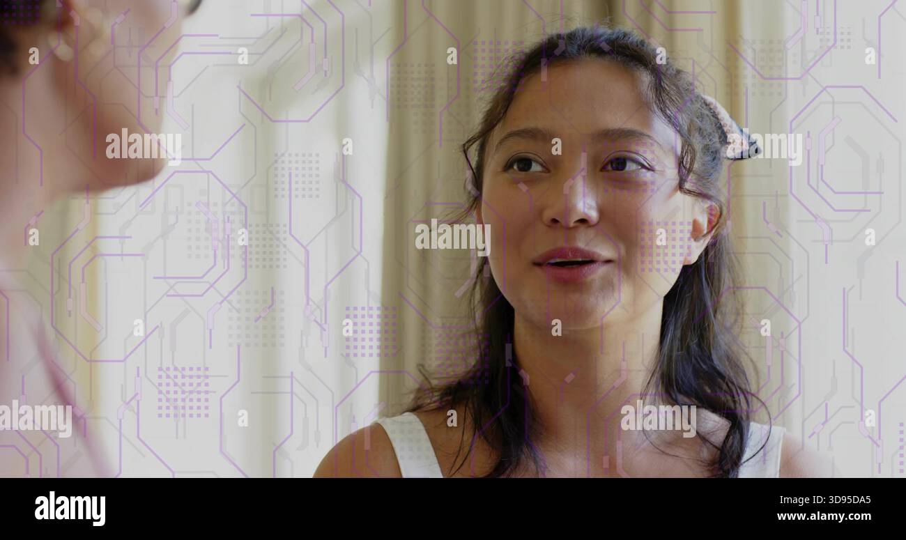 Sprechende Chinesin mit cremefarbenen Vorhängen nach links, mit Schal, weißem Tanktop, lila Überzug Stockfoto