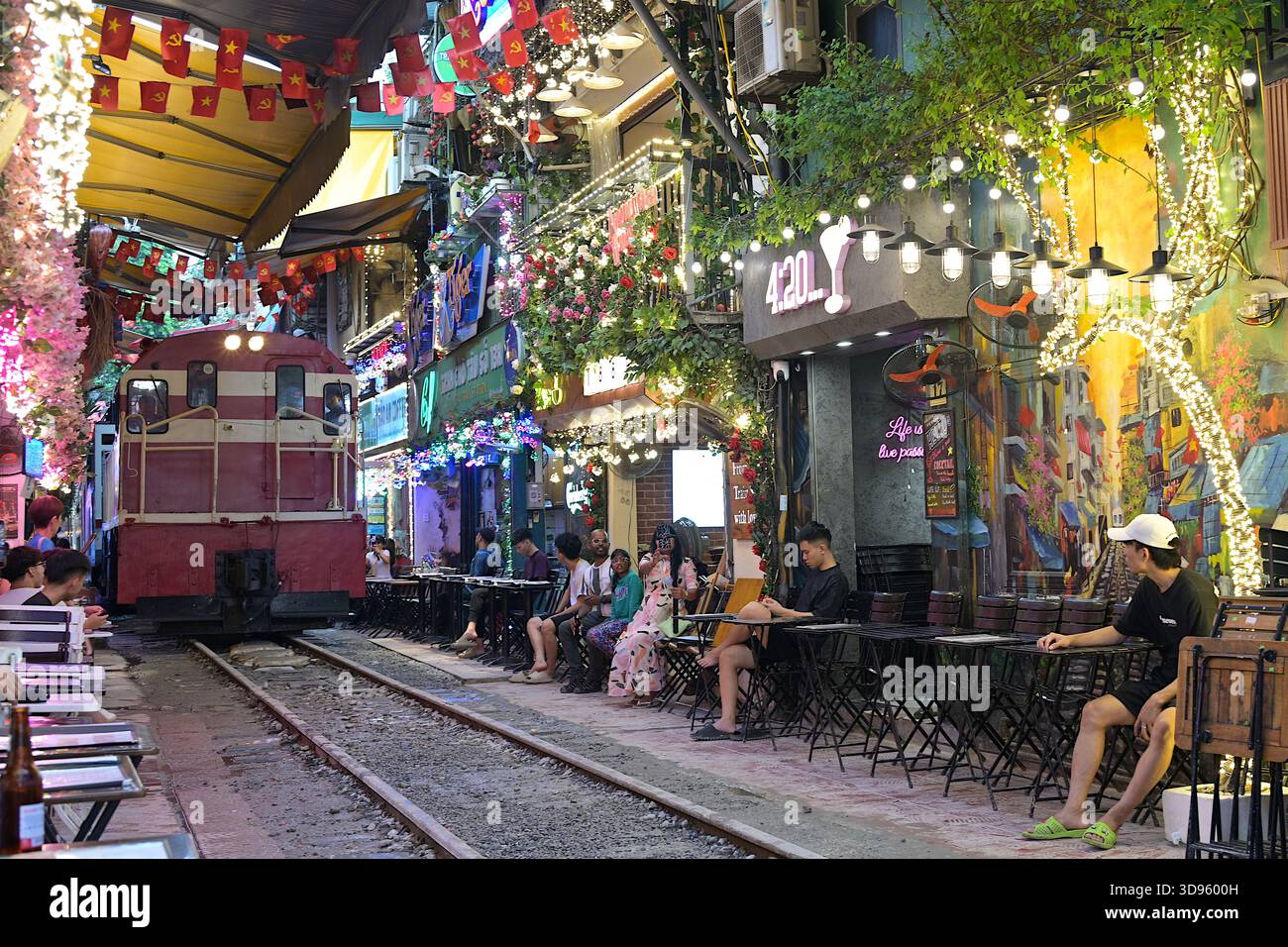 Hanoi's Train Street ist eine enge Wohn- und Geschäftsstraße in der Altstadt mit Cafés und Wohnhäusern Stockfoto