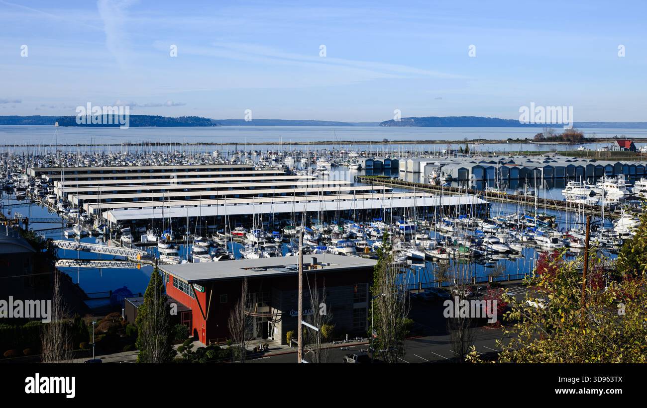 Everett WA, USA - 30. November 2025; öffentliche Anlage des Yachthafens von Everett mit Bootsrutschen und Morrage Stockfoto