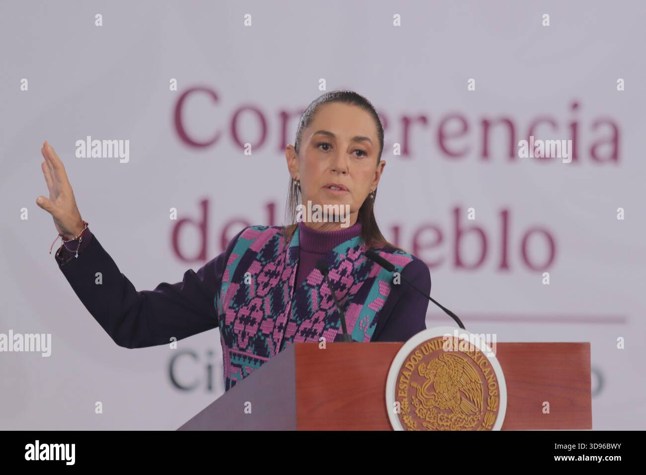 Nicht exklusiv: Mexikos Präsidentin Claudia Sheinbaum spricht während eines Briefings über den Reformentwurf zur schrittweisen Reduzierung der Arbeitswoche von 48 auf 40 HO Stockfoto