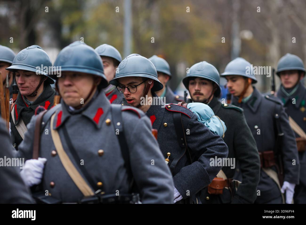 Bukarest, Rumänien - 1. Dezember 2025: Uniformen und Waffen des Ersten Weltkriegs vor der Militärparade zum rumänischen Nationalfeiertag. Stockfoto