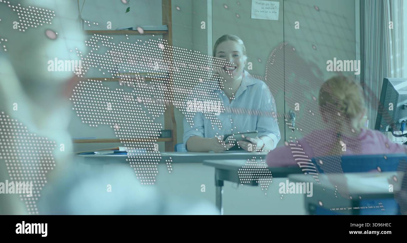 Der Lehrer hält Papiere und präsentiert die Lektion vor dem Klassenzimmer, an den Schreibtischen der Schüler, am Monitor, an der Kartenüberlagerung Stockfoto