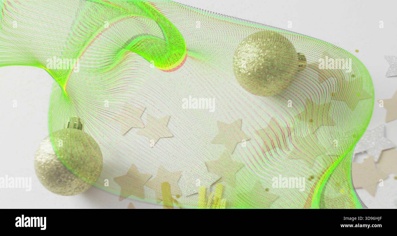 Fließendes, lindgrünes Mesh-Band mit goldenen Glitzerkugeln auf der weißen Tischplatte Stockfoto
