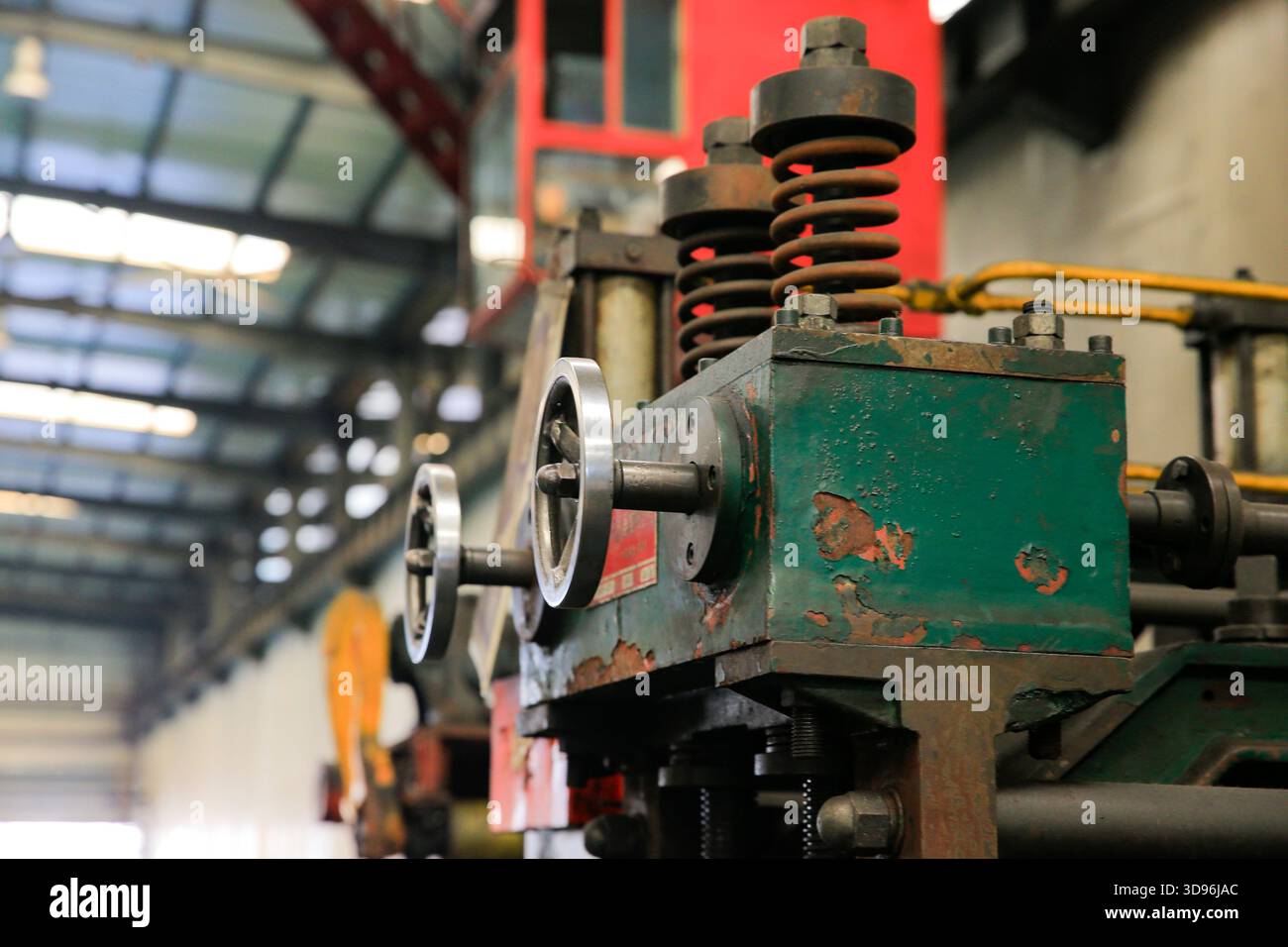 Skizze der Rohrleitungskonstruktion mit Foto von Industrieanlagen Stockfoto