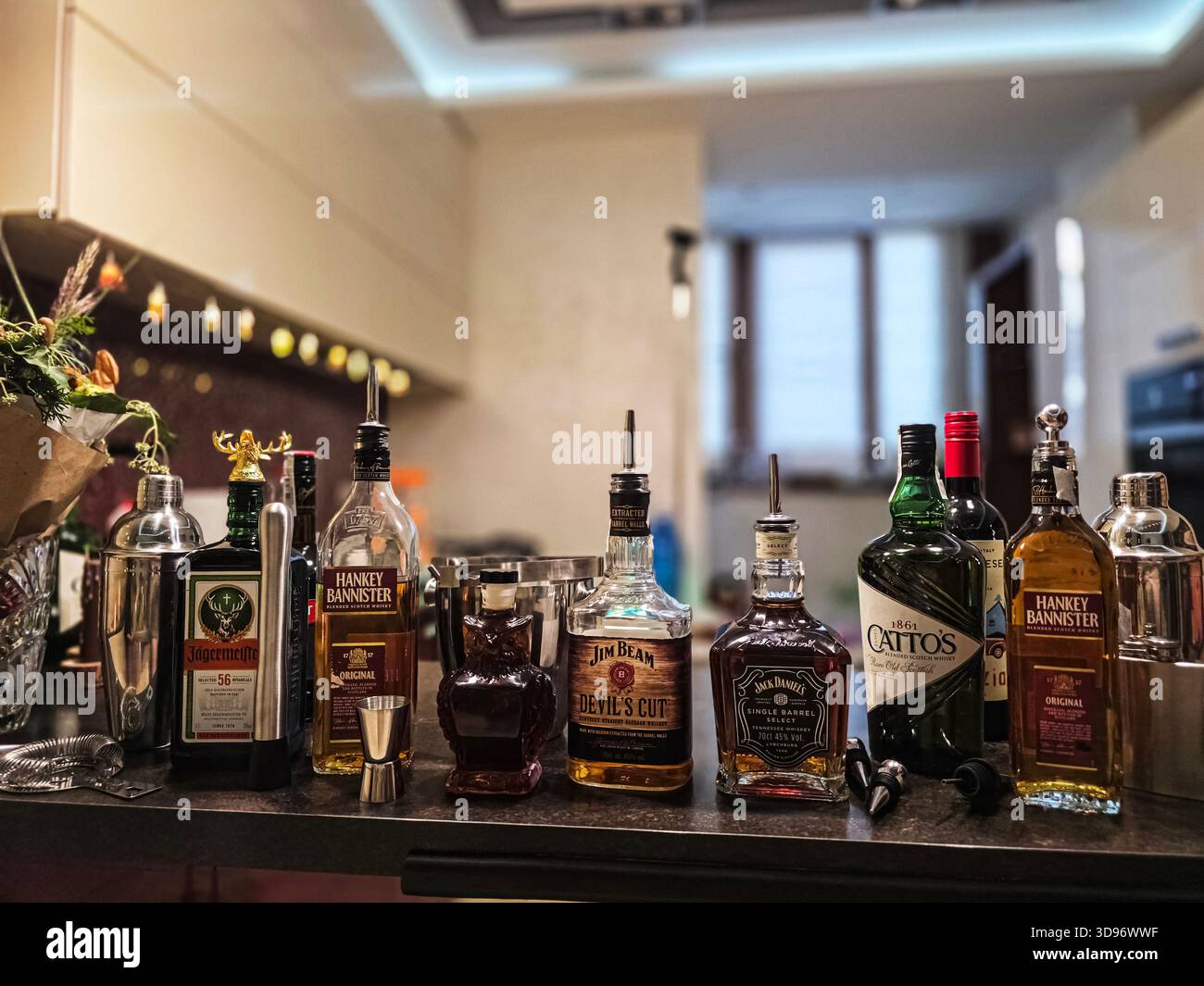 Odessa, Ukraine - 3. September 2025 Home Bar Eine Nahaufnahme einer modernen Home Bar mit verschiedenen Flaschen Whiskey, - Smartphone-aufgenommenes Stockfoto