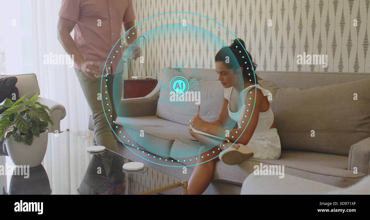 Schreibende Frau in weißem Kleid, das Notizbuch auf beigem Sofa im Wohnzimmer füllt, blaublaues AI HUD Stockfoto