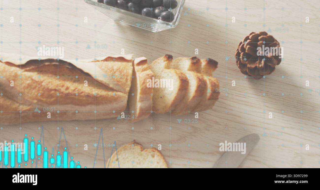 Zeigt geschnittenes Baguette auf Holztisch, mit Beerenschüssel, Tannenzapfen, Messer, türkisfarbenem Überzug Stockfoto