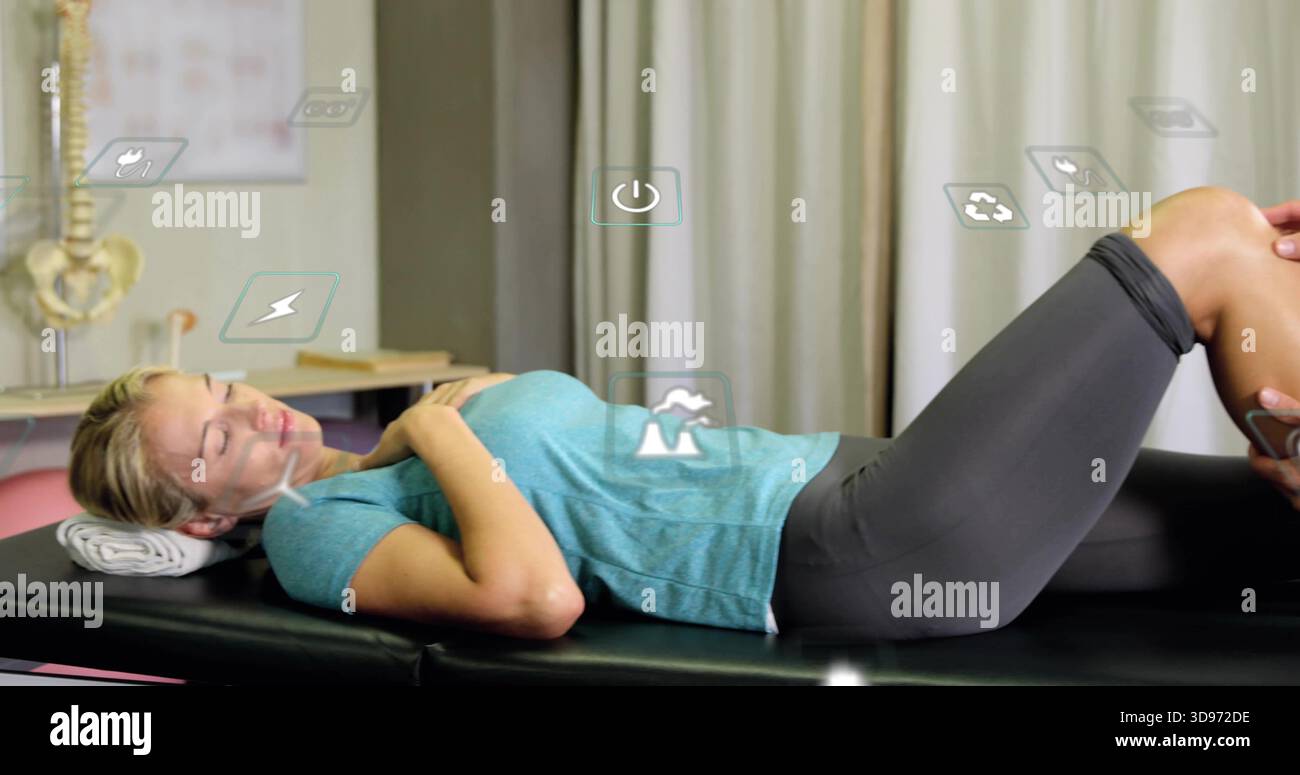 Liegende Frau in blaugrün und grauer Leggings, Knieuntersuchung auf gepolstertem Tisch, Therapeutenhände Stockfoto