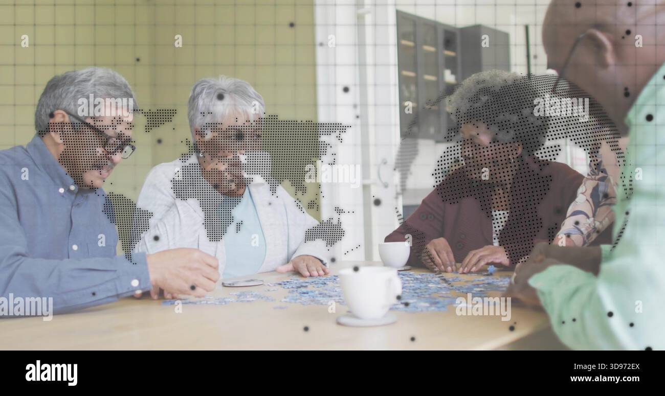 5 Senioren in lässiger Kleidung, die Puzzleteile im Seniorenzentrum arrangieren, mit Tassen, gepunktetem Plan Stockfoto