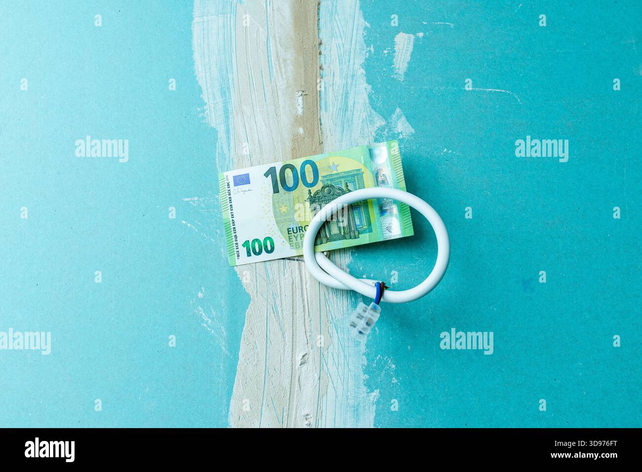 Elektroinstallation für die Renovierung der Beleuchtung, 100 Euro Papierschein hängt an Drähten in einer alten Wohnung, Renovierung der Beleuchtung von Wohnwohnungen mit Stockfoto